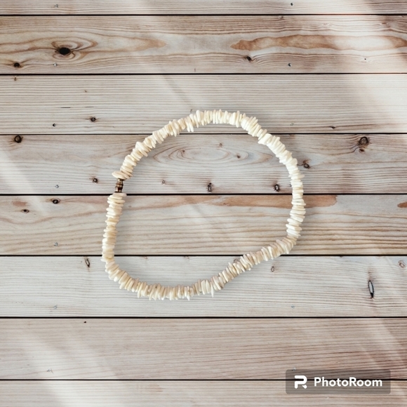 Shell necklace with twist closure Choker style - Picture 2 of 5